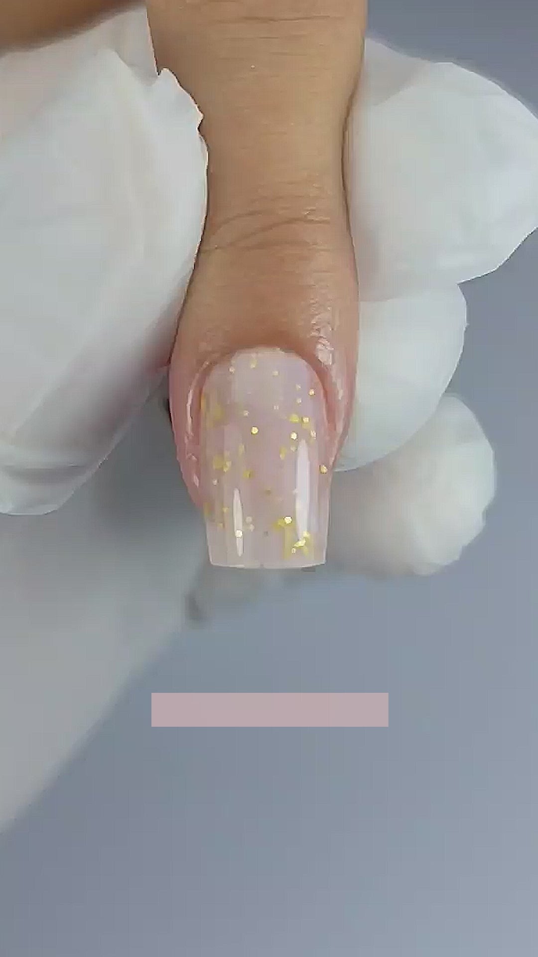 Carregar vídeo: BIB – gradivni gel u bočici ružičasti sa zlatnim česticama 15 ml